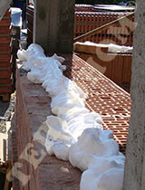 Фото утепление колодязной кладки заливным пенопластом экоизол во время возведения стен - ТЕПЛОНОМ™