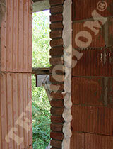 Фото утепление колодязной кладки заливным пенопластом экоизол во время возведения стен - ТЕПЛОНОМ™