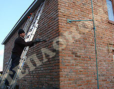 Фото высверливание отверстий для утепления стеновых пустот под давлением заливным пенопластом экоизол - ТЕПЛОНОМ™